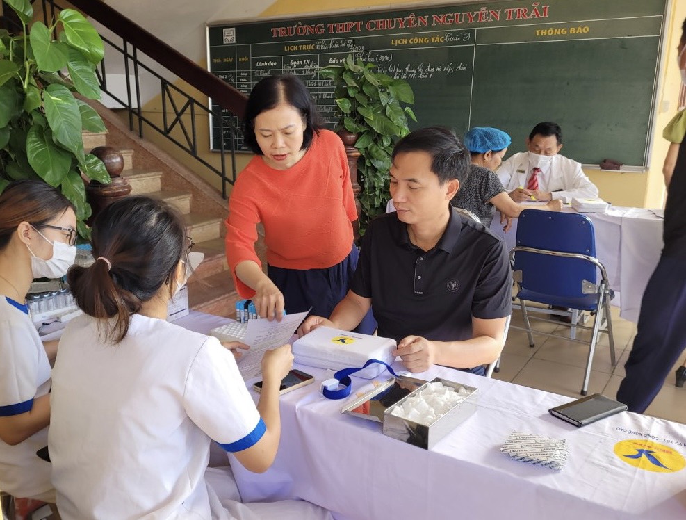 Công tác chăm sóc sức khoẻ định kỳ cho cán bộ giáo viên và người lao động.